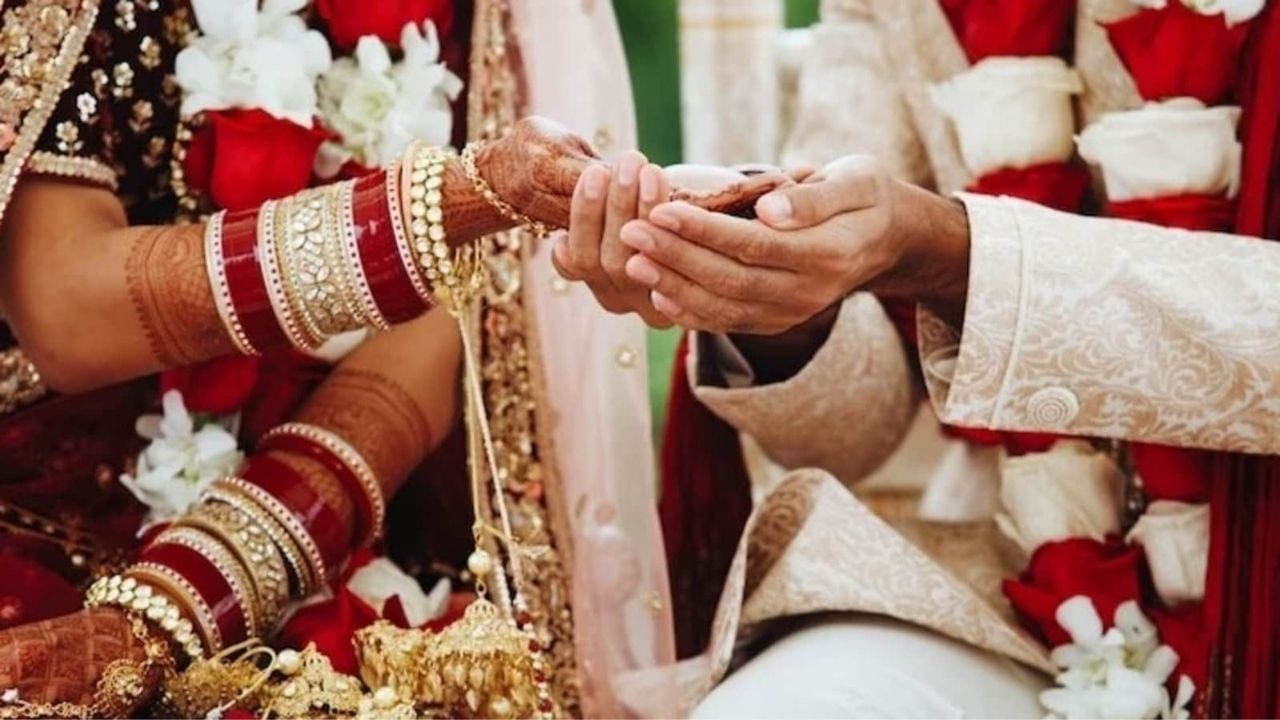 હિન્દુ ધર્મ અનુસાર  કુલ 8 પ્રકારના લગ્ન  હોય છે. પરંતુ આ બધાને ધાર્મિક મંજૂરી મળતી નથી. જેમાં સપિંડ લગ્નનો પણ સમાવેશ થાય છે.હાલમાં સપિંડ લગ્ન ખુબ જ ચર્ચામાં છે. પરંતુ તમે જાણો છો સપિંડ લગ્ન શું છે ? 