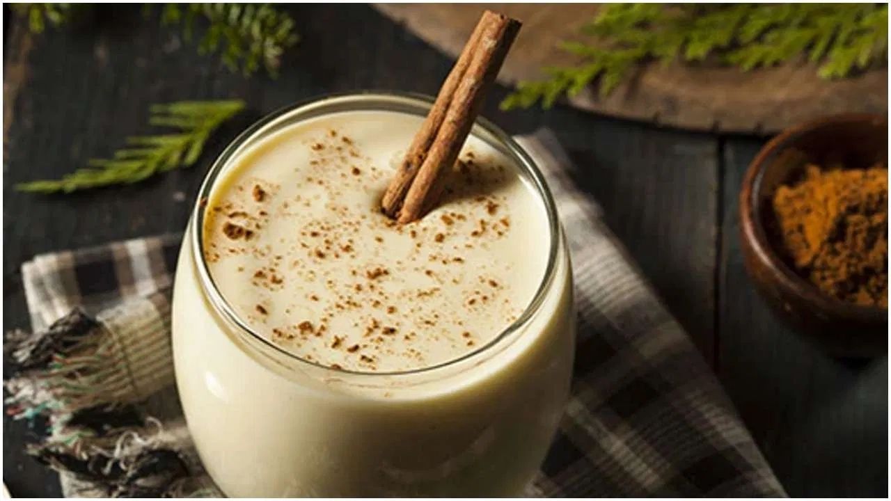 When to drink cinnamon milk?  : You can drink milk anytime during the day, but drinking milk at night is more beneficial for health.  Heat a piece of cinnamon in milk before going to bed at night.  After that add honey to it and drink it.