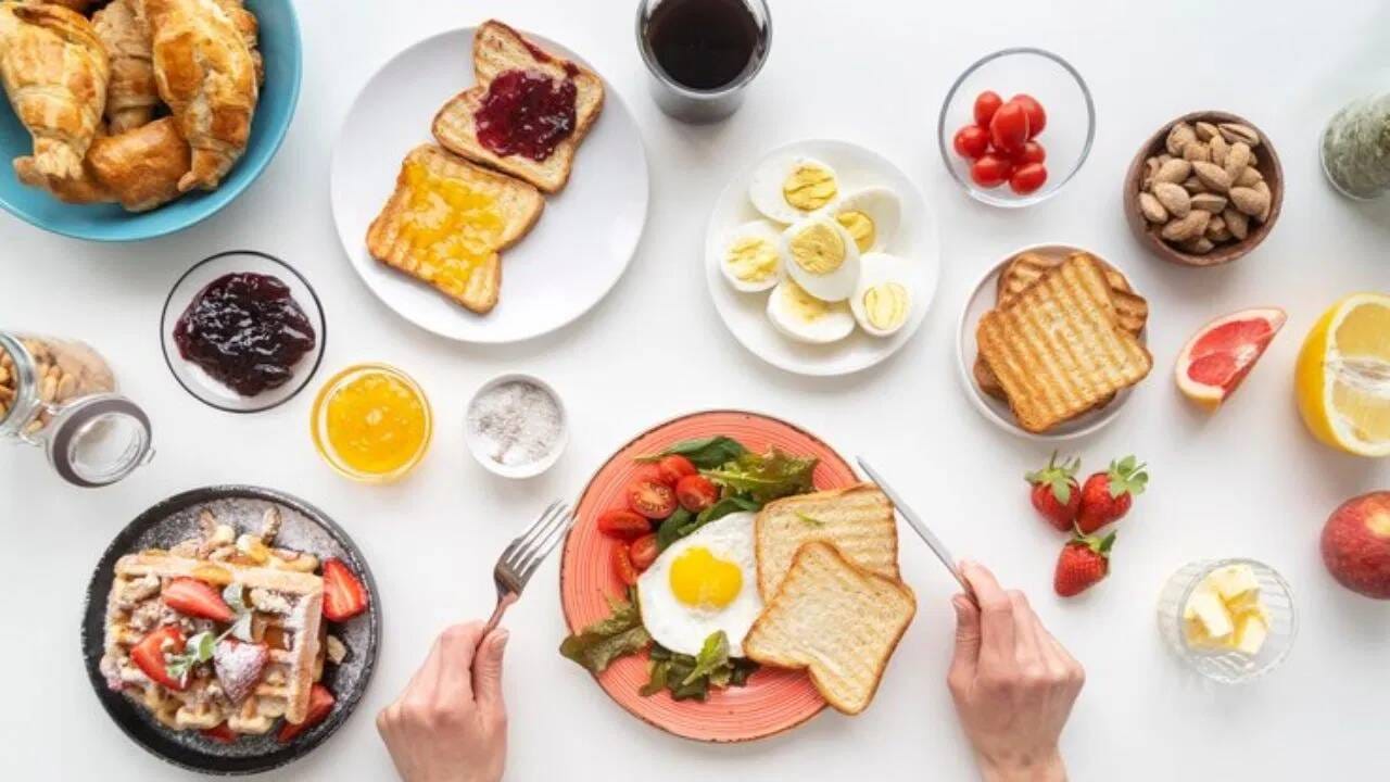 મોટાભાગના લોકો નાસ્તો કરવાની અવગણના કરે છે, કાં તો તેઓ તેને છોડી દે છે અથવા ઓફિસ પહોંચવા અથવા ઝડપથી કામ કરવાનું વિચારીને કંઈપણ ખાય છે. જો કે, આ આદત તમારા સ્વાસ્થ્ય માટે ખૂબ જ નુકસાનકારક છે. કેટલીક એવી વસ્તુઓ છે જેને સવારે ખાલી પેટ ખાવાનું ટાળવું જોઈએ.