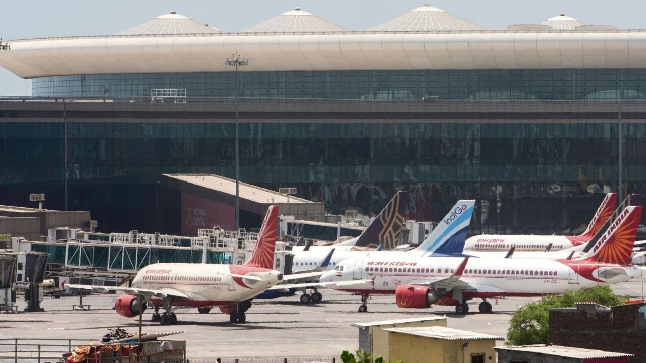 આ સાથે સરકારે 3 નવા રેલ કોરિડોર બનાવવાની પણ જાહેરાત કરી છે અને માલ ભાડા કોરિડોરનું કામ પણ ચાલી રહ્યું છે. તેમણે કહ્યું કે છેલ્લા દસ વર્ષમાં દેશમાં એરપોર્ટની સંખ્યામાં પણ વધારો થયો છે. હાલમાં દેશમાં 149 એરપોર્ટ કાર્યરત છે.
