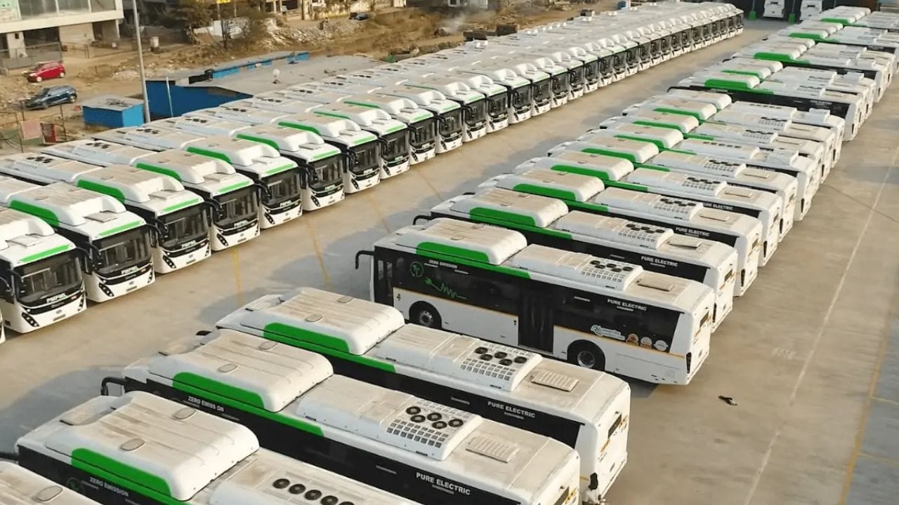 'ઓલેક્ટ્રા ગ્રીનટેકની ઓર્ડર બુક મજબૂત છે. કંપની સતત ઓર્ડર મેળવી રહી છે. કંપનીની વાર્ષિક ક્ષમતા 1500 બસો બનાવવાની છે. તે ચાઇનીઝ ઇલેક્ટ્રિક જાયન્ટ BYD સાથે તકનીકી જોડાણ ધરાવે છે જે બેટરી તકનીક પ્રદાન કરે છે. કંપની અનેક પ્રકારની ઇલેક્ટ્રિક બસો બનાવે છે. સપ્ટેમ્બર 2023 સુધીમાં 8209 ઈ-બસ અને 25 ઈ-ટિપર્સ માટે ઓર્ડર છે. સરકાર ઇલેક્ટ્રિક બસોને પણ પ્રોત્સાહન આપી રહી છે. આવી સ્થિતિમાં રેવન્યુ વિઝિબિલિટી મજબૂત છે.