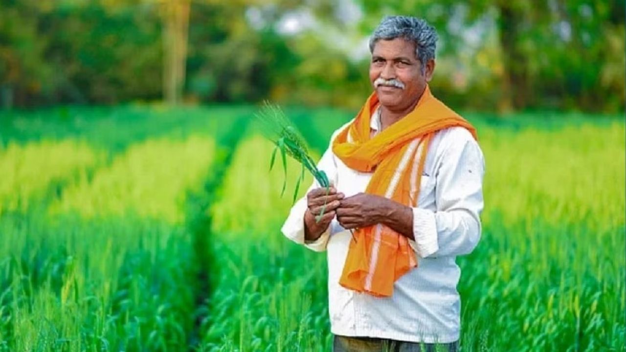 પ્રધાનમંત્રી કિસાન માનધન યોજના અથવા PMKMY એ નાના અને સીમાંત ખેડૂતો (SMF) માટે અમલમાં મુકાયેલી સરકારી યોજના છે. આ યોજના દ્વારા સરકાર નાના ખેડૂતોને વૃદ્ધાવસ્થામાં સામાજિક અને આર્થિક સુરક્ષા આપવા માંગે છે. 18 થી 40 વર્ષની વયના ખેડૂતો આ યોજનાનો લાભ લઈ શકે છે. ખાસ વાત એ છે કે 2 હેક્ટર સુધીની ખેતીલાયક જમીન ધરાવતા નાના અને સીમાંત ખેડૂતો જ આ પેન્શન યોજના માટે પાત્ર છે. જો તેમના નામ રાજ્યો/કેન્દ્રશાસિત પ્રદેશોના જમીન રેકોર્ડમાં દેખાશે, તો તેઓ તેના લાભોથી વંચિત રહેશે.