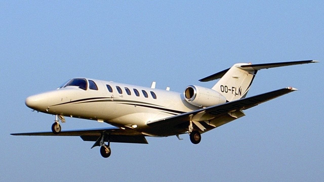 તમે ઘણા લોકોને એવું કહેતા સાંભળ્યા હશે કે વ્યક્તિ પાસે પોતાનું પ્લેન હોય તેટલું અમીર હોવું જરૂરી છે. અનેક જાણીતી હસ્તીઓ અને હસ્તીઓની ચાર્ટર ફ્લાઈટ્સના ફોટા અને તસવીરો જોઈને લોકો ઘણા લોકો એમ વિચારે છે કે કાશ ! મારી પાસે પણ ચાર્ટર પ્લેન હોત તો કેટલુ સારું.તમને જણાવી દઈએ કે ભારતમાં ચાર્ટર પ્લેન એટલે કે પ્રાઈવેટ જેટ મોટાભાગે બોલિવુડ એક્ટર કે એક્ટ્રેસીસ પાસે છે. પણ શું તમે જાણો છો કે કયા ગુજરાતી પાસે પોતાનું પ્રાઈવેટ જેટ છે? તો ચાલો જાણીએ અહીં