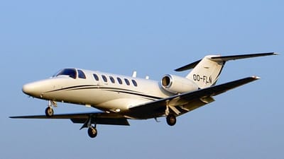 તમે ઘણા લોકોને એવું કહેતા સાંભળ્યા હશે કે વ્યક્તિ પાસે પોતાનું પ્લેન હોય તેટલું અમીર હોવું જરૂરી છે. અનેક જાણીતી હસ્તીઓ અને હસ્તીઓની ચાર્ટર ફ્લાઈટ્સના ફોટા અને તસવીરો જોઈને લોકો ઘણા લોકો એમ વિચારે છે કે કાશ ! મારી પાસે પણ ચાર્ટર પ્લેન હોત તો કેટલુ સારું.તમને જણાવી દઈએ કે ભારતમાં ચાર્ટર પ્લેન એટલે કે પ્રાઈવેટ જેટ મોટાભાગે બોલિવુડ એક્ટર કે એક્ટ્રેસીસ પાસે છે. પણ શું તમે જાણો છો કે કયા ગુજરાતી પાસે પોતાનું પ્રાઈવેટ જેટ છે? તો ચાલો જાણીએ અહીં