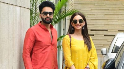 બોલિવૂડના આ સ્ટાર આ દિવસોમાં ઘણી હેડલાઈન્સ બનાવી રહ્યા છે. જે છે જેકી ભગનાની અને અભિનેત્રી રકુલપ્રીત. સૌ કોઈ એ વાતથી વાકેફ છે કે બન્ને થોડા જ દિવસોમાં લગ્ન કરી રહ્યા છે. મળતી માહિતી મુજબ બંને 21 ફેબ્રુઆરીએ ગોવામાં લગ્ન કરવાના છે. જો કે રકુલ જેની સાથે લગ્ન કરવા જઈ રહી છે તેની બોલીવુડમાં કરિયરની વાત કરીએ તો જેકી કંઈ ખાસ કરી શક્યો નથી. તેના નામ સાથે ઘણી ફ્લોપ ફિલ્મો જોડાયેલી છે, પણ તેમ છત્તા તે કરોડોની સંપત્તિનો માલિક છે. ત્યારે જાણો ક્યાંથી કરે છે તે કમાણી 