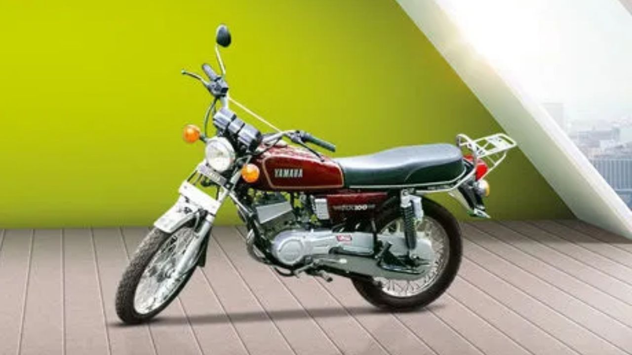 Yamaha RX100, જે વર્ષ 1985માં પહેલીવાર લોન્ચ કરવામાં આવી હતી. તે ભારતીય યુવાનોને ખૂબ જ પસંદ આવી હતી. કંપની આ મોડલને નવા અંદાજમાં રજૂ કરવા જઈ રહી છે. જો મીડિયા રિપોર્ટ્સનું માનીએ તો કંપની આ રેટ્રો ડિઝાઈનવાળી બાઇકને સંપૂર્ણપણે નવા અવતારમાં રજૂ કરવાની યોજના બનાવી રહી છે.
