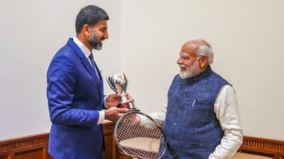 ભારતના દિગ્ગજ ટેનિસ ખેલાડી રોહન બોપન્નાએ શુક્રવારે વડાપ્રધાન નરેન્દ્ર મોદી સાથે મુલાકાત કરી હતી. તેણે વડાપ્રધાનને રેકેટ રજૂ કર્યું જેની સાથે તેણે ગયા અઠવાડિયે ઓસ્ટ્રેલિયન ઓપન 2024નો ખિતાબ જીત્યો.