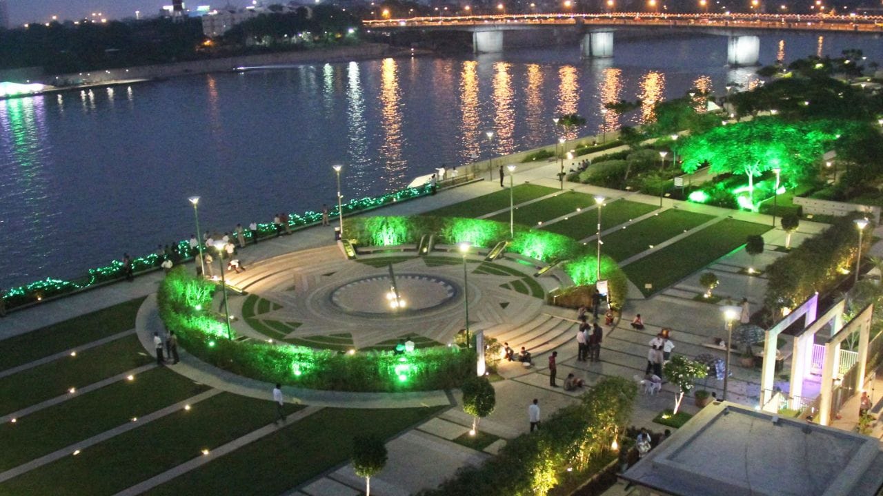 સાબરમતી રિવરફ્રન્ટ : સાબરમતી રિવરફ્રન્ટ એ સાબરમતી કિનારે વિકસાવવામાં આવેલો વોટર ફ્રન્ટ છે. તે પર્યાવરણની સુધારણા માટે બનાવવામાં આવ્યું છે, જે તેના મનોહર સુખદાયક વાતાવરણ માટે જાણીતું છે. અહીં મોટી સંખ્યામાં પ્રવાસીઓ મુલાકાત લેવા આવે છે. જો તમે પણ શાંતિપૂર્ણ જગ્યાએ બેસીને થોડો સમય વિતાવવાનું પસંદ કરો છો, તો આ જગ્યા તમારા માટે ખૂબ જ સારી છે. જો તમે અમદાવાદની મુલાકાત લેવાનું વિચારી રહ્યા હોવ તો અહીં અવશ્ય મુલાકાત લો.