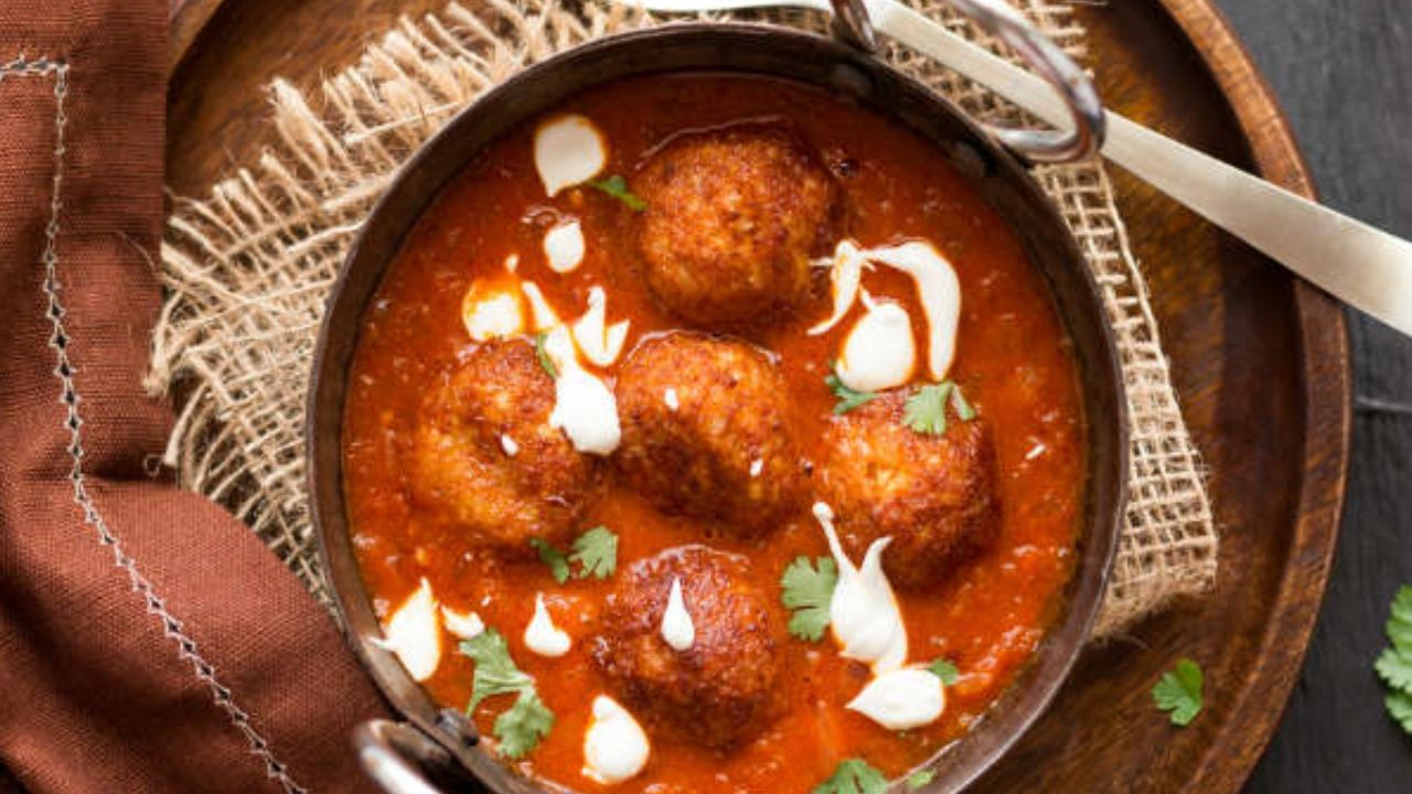 આવી સ્થિતિમાં, જો તમારા ખાવામાં મરચુ વધારે પડી ગયુ હોય તો તેની તીખાસને ઓછી કરવા શું કરી શકો છો તે જણાવીશું જેનાથી ખૂબ સ્પાઈસી બની ગયેલા ખોરાકને ખાવા યોગ્ય બનાવી શકો છો.આ અસરકારક ટિપ્સ છે જે તીખુ અને મસાલેદાર શાક પરફેક્ટ બનાવી દેશે.