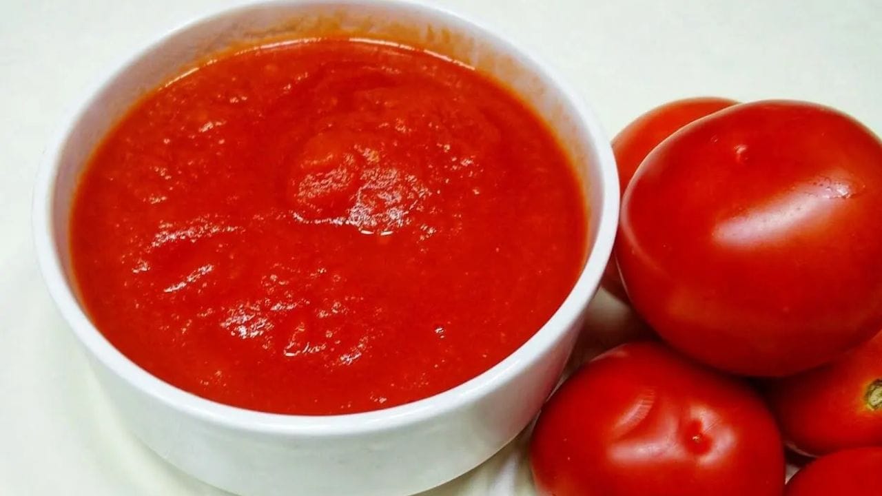 ટમેટાની પેસ્ટ: જો શાક મરચુ વધારે થઈ જાય અને ખાવામાં ખુબ મસાલેદાર લાગ તો તો તમે તેમાં ટામેટાની પેસ્ટ ઉમેરી શકો છો. આ માટે તમારે ટામેટાની છાલ કાઢી તેની પેસ્ટ બનાવીને એક અલગ પેનમાં થોડું તેલ નાખી શેકીને શાકમાં મિક્સ કરવાનું છે.