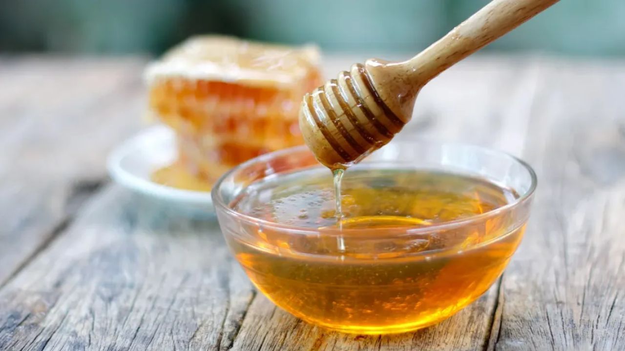 મધ અથવા ખાંડનો ઉપયોગ : દાળ-શાક તીખાસને ઓછી કરવા માટે તમે મધ અને ખાંડનો ઉપયોગ કરી શકો છો. આ માટે, શાકભાજીમાં થોડી ખાંડ અથવા મધ ઉમેરો. પરંતુ ધ્યાનમાં રાખો કે મધ અથવા ખાંડનો ઉપયોગ ઓછી માત્રામાં જ કરવો જોઈએ.