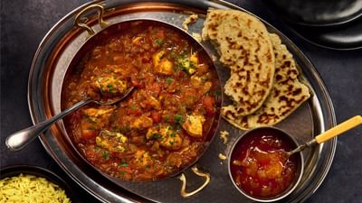 રસોઈ બનાવતી વખતે ગમે તેટલી કાળજી લેવામાં આવે પણ કેટલીકવાર કેટલીક નાની નાની ભૂલો થઈ જ જાય છે જેના કારણે મન કરીને બનાવેલી રસોઈ બગડી જાય છે. તેમાં પણ જો ખાવામાં મીઠું કે મરચુ વધારે પડી ગયુ હોય તો ખાવાની મજા જ બગડી જાય. તેમાં પણ જો ખાવામાં મરચું વધારે હોય તો ઘણા લોકો તેને ખાવાનું પસંદ કરતા નથી અને અંતે ફેંકી દેવાનો વારો આવી જાય છે.