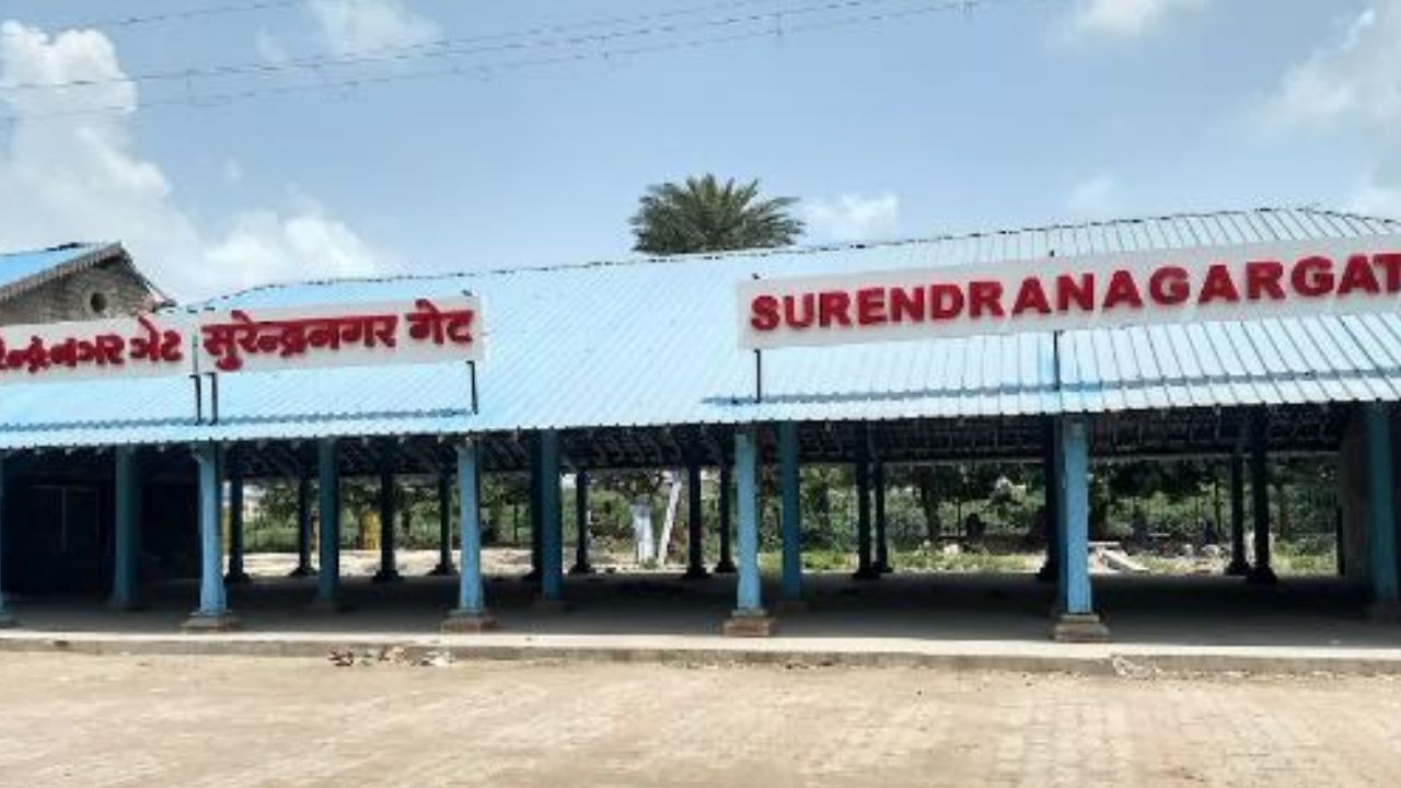 બીજી એક ટ્રેન છે (22935) BDTS PIT SFAST. જે મુંબઈથી ઉપડે છે અને સુરત, અમદાવાદ, જોરાવરનગરથી બોટાદ જાય છે. આ ટ્રેન સુરતના સ્ટેશન પર રાત્રે 8:23 વાગ્યે આવે છે અને બોટાદ રાત્રે સાડા ત્રણે પહોંચાડે છે.  
