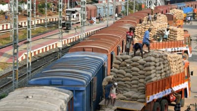 ત્રણ રેલ કોરિડોર શરૂ કરવામાં આવશે. પેસેન્જર ટ્રેનોના સંચાલનમાં સુધારો થશે. પીએમ ગતિ શક્તિ યોજના હેઠળ કામ ઝડપી કરવામાં આવશે. માલવાહક પ્રોજેક્ટ પણ વિકસાવવામાં આવશે. 
