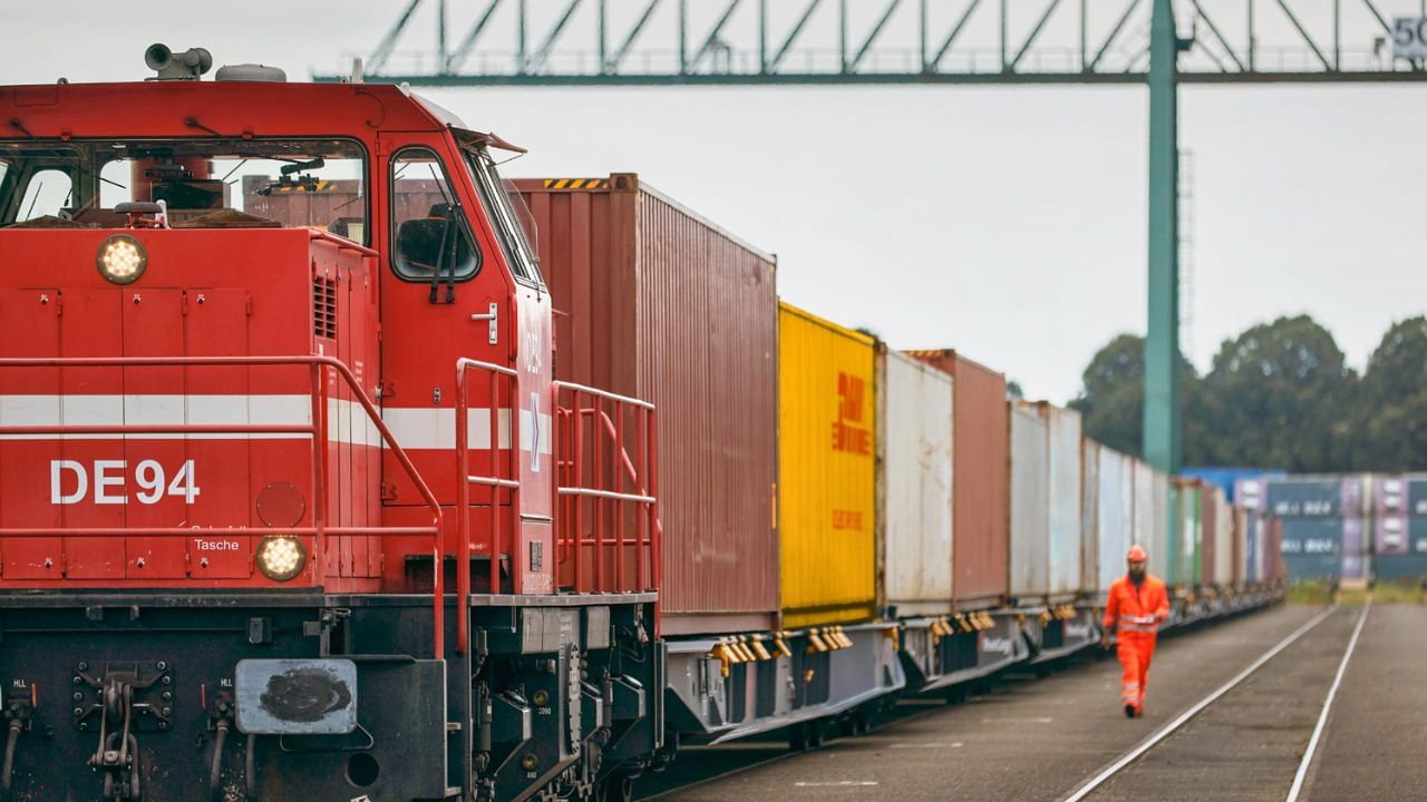 સીતારામન કહે છે કે, આ નવા કોરિડોરની ઓળખ પીએમ ગતિ શક્તિ પહેલ હેઠળ કરવામાં આવી છે. આ સિવાય હાઈ ટ્રાફિક ડેન્સિટી કોરિડોર ઝડપી અને સુરક્ષિત રેલ મુસાફરીને સુનિશ્ચિત કરવામાં મદદ કરશે.
