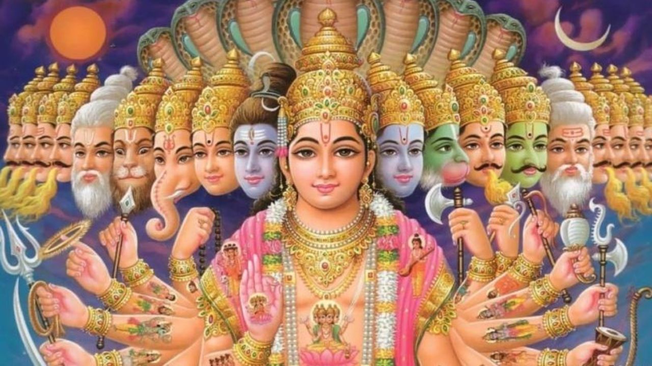 કલ્કિ અવતારનું સ્વરૂપ કેવું હશે? : 'અગ્નિ પુરાણ'ના સોળમાં અધ્યાયમાં કલ્કિ અવતારને ધનુષ અને બાણ ધરાવનારા ઘોડેસવાર તરીકે વર્ણવવામાં આવ્યા છે. કહેવાય છે કે ભગવાન વિષ્ણુનો કલ્કી અવતાર દેવદત્ત નામના સફેદ ઘોડાં પર બેસીને આવશે. જે કળિયુગના પાપીઓનો નાશ કરશે. ભગવાનનો આ અવતાર 64 કલાઓથી સજ્જ હશે. કલ્કિ ભગવાન શિવની તપસ્યા કરશે અને તેમની પાસેથી ચમત્કારિક શક્તિઓ મેળવીને અધર્મનો નાશ કરશે. (All Photo Credit : Social media)
