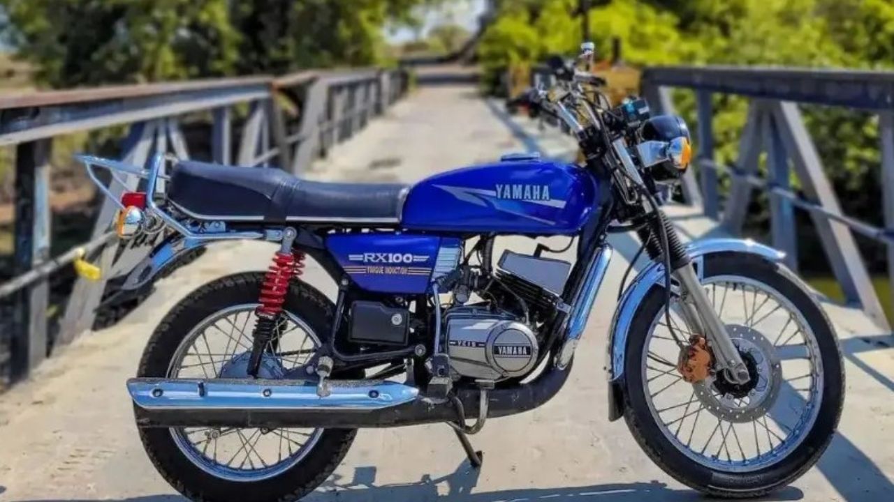 Yamaha RX100 ભારતમાં ખૂબ જ લોકપ્રિય બાઇક રહી છે. તેની સ્પીડ, પિકઅપ અને રેટ્રો ડિઝાઈનને કારણે બાયને ટૂંકા સમયમાં યુવાનોના દિલમાં જગ્યા બનાવી લીધી હતી. તે બોલીવુડની ઘણી ફિલ્મોમાં ઘણા કલાકારો સાથે જોવા મળી હતી. જો કે 1996માં અમુક માપદંડોને કારણે બાઇકનું ઉત્પાદન પાછળથી બંધ કરવું પડ્યું હતું. તેની લોકપ્રિયતાનો અંદાજ એ વાત પરથી લગાવી શકાય છે કે આપણે તેને હજુ પણ રસ્તાઓ પર જોઈ શકીએ છીએ. ઘણા લોકો તેમાં મોડિફાઈ કરીને તેનો ઉપયોગ કરે છે.
