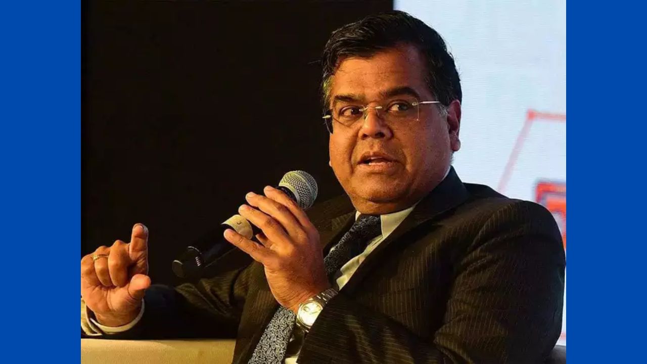 ટી.વી સોમનાથન- તમિલનાડુના IAS અધિકારી ટીવી સોમનાથન હાલમાં કેન્દ્રીય નાણા મંત્રાલયના સૌથી વરિષ્ઠ સચિવ છે. તેથી તેમની પાસે નાણાં સચિવની જવાબદારી પણ છે. સોમનાથન, 1987 બેચના ભારતીય વહીવટી સેવા (IAS) અધિકારી, એપ્રિલ 2015 થી ઓગસ્ટ 2017 સુધી વડાપ્રધાન કાર્યાલયમાં કામ કરતા હતા. તેઓ પીએમ મોદીના નજીકના માનવામાં આવે છે. વર્ષ 2020માં તેઓ કેન્દ્રીય નાણા મંત્રાલયમાં ખર્ચ સચિવ બન્યા. ત્યારથી તેઓ બજેટ બનાવવાની પ્રક્રિયા સાથે ગાઢ રીતે જોડાયેલા છે.