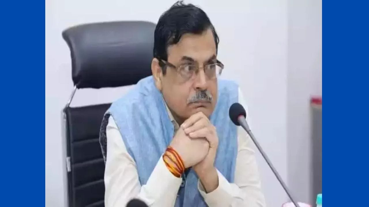 નીતિન ગુપ્તા- ભારતીય મહેસૂલ સેવામાં આવકવેરા વિભાગના અધિકારી નીતિન ગુપ્તા હાલમાં સેન્ટ્રલ બોર્ડ ઓફ ડાયરેક્ટ ટેક્સિસ અથવા સીબીડીટીના અધ્યક્ષ છે. તે બજેટમાં આવકવેરા, કોર્પોરેટ ટેક્સ અને ડાયરેક્ટ ટેક્સ સંબંધિત તમામ દરખાસ્તો તૈયાર કરવામાં મદદ કરશે. માનવામાં આવી રહ્યું છે કે સામાન્ય ચૂંટણી પહેલા રજુ થઈ રહેલા આ બજેટમાં તેમનો પ્રસ્તાવ મહત્વનો રહેશે.