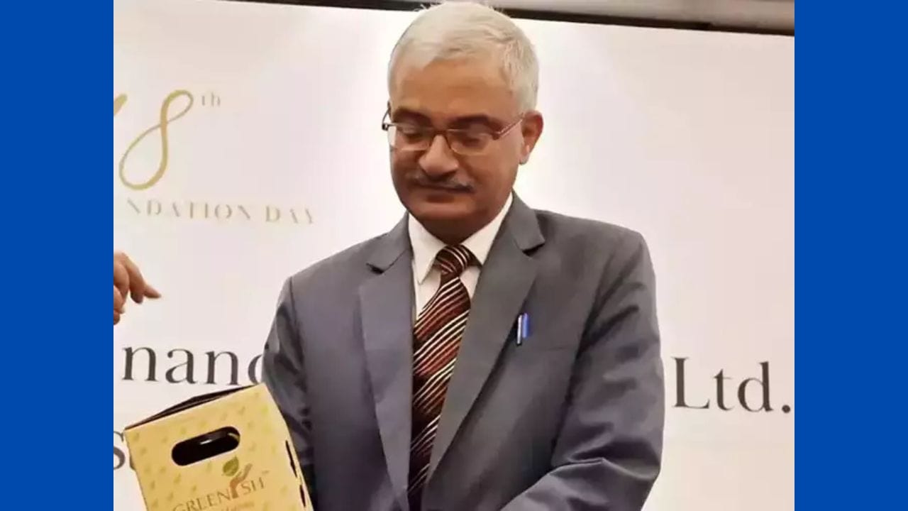 વિવેક જોશી- વિવેક જોશીની ગણતરી બજેટ પર નાણામંત્રીના સલાહકારોના જૂથમાં સૌથી નવા સભ્યોમાં થાય છે. તેઓ નવેમ્બર, 2022માં નાણાં મંત્રાલયમાં નાણાંકીય સેવાઓ વિભાગના સચિવ તરીકે જોડાયા હતા. જોશી, હરિયાણા કેડરના 1989 બેચના અધિકારી, અગાઉ ભારતના રજિસ્ટ્રાર જનરલ અને સેન્સસ કમિશનર હતા. જોશી બેંકો, નાણાકીય સંસ્થાઓ, વીમા કંપનીઓ અને રાષ્ટ્રીય પેન્શન સિસ્ટમ જેવા ક્ષેત્રોને લગતા મહત્વપૂર્ણ નિર્ણયો લેવામાં નાણામંત્રીના સહાયક હશે.