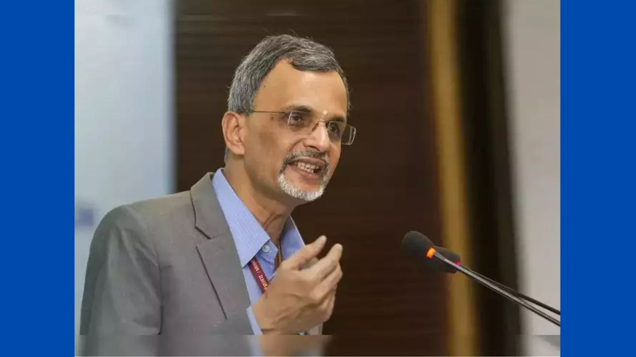 V અનંત નાગેશ્વરન- વી અનંત નાગેશ્વરન ભારત સરકારના મુખ્ય આર્થિક સલાહકાર છે. તેઓ લેખક અને શિક્ષક તરીકે પણ જાણીતા છે. તેઓ અર્થતંત્રના મુદ્દાઓ પર સીતારમણના નજીકના સલાહકારોમાંના એક છે. તેઓ ભારતીય અર્થતંત્ર પર વૈશ્વિક ઉથલપાથલની અસર પર પણ નજર રાખે છે.