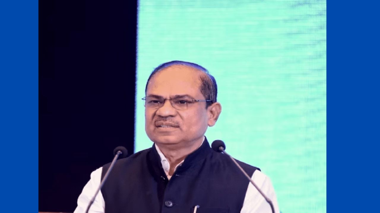 સંજય મલ્હોત્રા- રાજસ્થાન કેડરના 1990 બેચના અધિકારી સંજય મલ્હોત્રા હાલમાં મહેસૂલ સચિવ છે. તે IAS પરીક્ષામાં તેની બેચનો ટોપર હતો. આ પહેલા તેઓ ફાઈનાન્સિયલ સર્વિસ ડિપાર્ટમેન્ટ એટલે કે બેન્કિંગ ડિવિઝનમાં સેક્રેટરી હતા. મલ્હોત્રા બજેટ પ્રક્રિયામાં ટેક્સની આવક વધારવાની જવાબદારી સંભાળી રહ્યા છે. તેમની પાસે નાણામંત્રી સીતારમણના બજેટ ભાષણના ભાગ Bનો મુસદ્દો તૈયાર કરવાની જવાબદારી પણ છે.