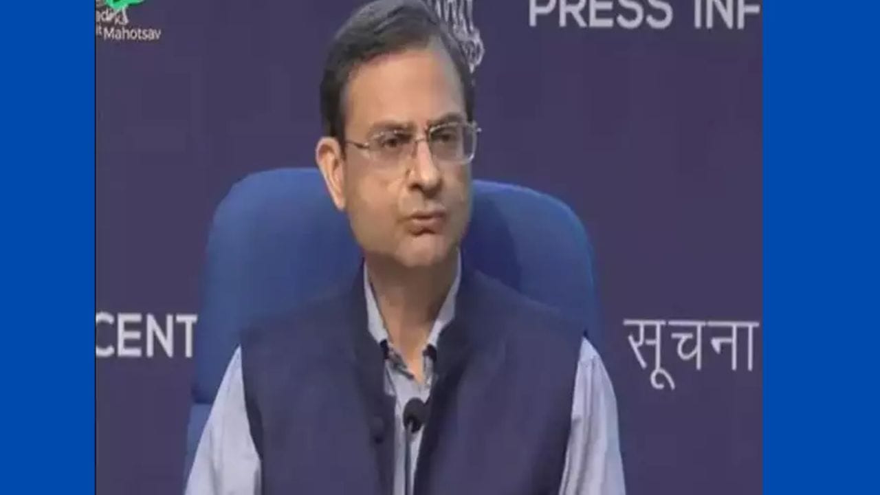 સંજય કુમાર અગ્રવાલ- ભારતીય મહેસૂલ સેવામાં GST અને કસ્ટમ્સ વિભાગના અધિકારી હાલમાં સેન્ટ્રલ બોર્ડ ઓફ પરોક્ષ કર અને કસ્ટમ્સના અધ્યક્ષ છે. આ બજેટમાં સમાવિષ્ટ તમામ પરોક્ષ કર સંબંધિત દરખાસ્તો તેમના ટેબલ પરથી પસાર થશે. તે ઘણી ચીજવસ્તુઓ પર કસ્ટમ ડ્યુટીમાં ફેરફાર અને GST સંબંધિત દરખાસ્તો પર નજર રાખશે.