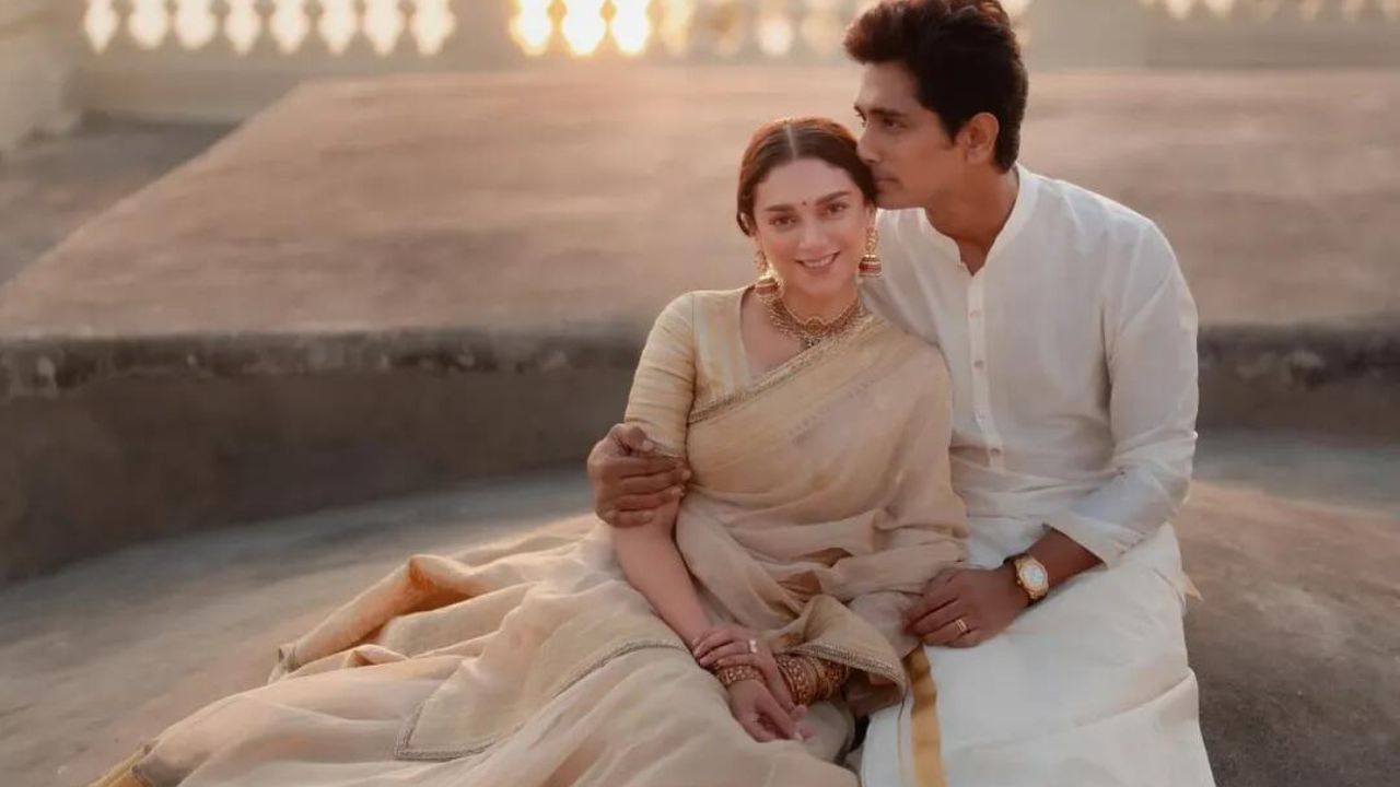 બોલિવુડ અભિનેત્રી આદિતિ રાવ હૈદરી અને સિદ્ધાર્થ લગ્નના બંઘનમાં બંધાયા છે. અદિતિ અને સિદ્ધાર્થે સોશિયલ મીડિયા પર લગ્નના ફોટો શેર કર્યા છે. આ ફોટોમાં અદિતિ અને સિદ્ધાર્થ ટ્રેડિશનલ આઉટફિટમાં જોવા મળી રહ્યા છે.