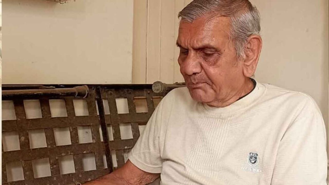 અંબાલાલ પટેલે અંગ્રેજી મીડિયમ સાથે એગ્રીકલ્ચરનો BSCનો અભ્યાસ કરેલો છે. 1972માં ગુજરાત સરકારમાં ગુજરાત રાજ્ય બીજ પ્રમાણન એજન્સીમાં સુપરવાઈઝર તરીકે નોકરી મળી હતી. બાદમાં જે બાદમાં ઉત્તરોતર એગ્રીકલ્ચર ઓફિસની બઢતી મેળવી હતી.ખેડૂતો સાથે મુલાકાત કરવા દરમિયાન તેમને વિચાર આવ્યો કે ખેડૂતોની મદદ માટે હવામાનની અગાઉથી મદદ મળી જાય તો તમેને મદદ થાય.જ્યોતિષ શાસ્ત્રનો અભ્યાસ કરવાનું શરૂ કર્યું હતુ.
