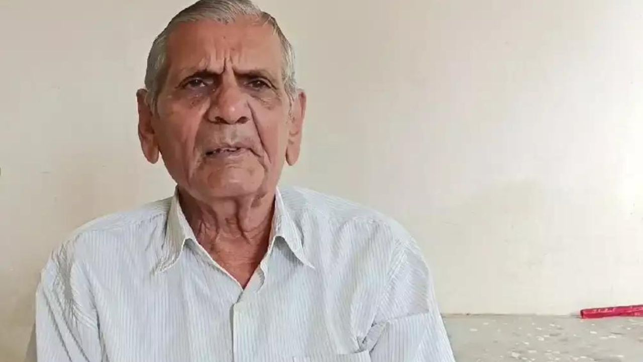 અંબાલાલ પટેલે ખેડૂતોને કૃષિ પાકમાં મદદ મળી રહે તે હેતુથી આગાહી કરવાનું શરુ કર્યુ હતુ.જો કે એક વખત તેમણે હવામાનની આગાહીની સાથે સાથે ભૂકંપની પણ આગાહી કરી હતી. તેમની આ આગાહીએ સૌ કોઇને ચોંકાવી દીધા હતા. 
