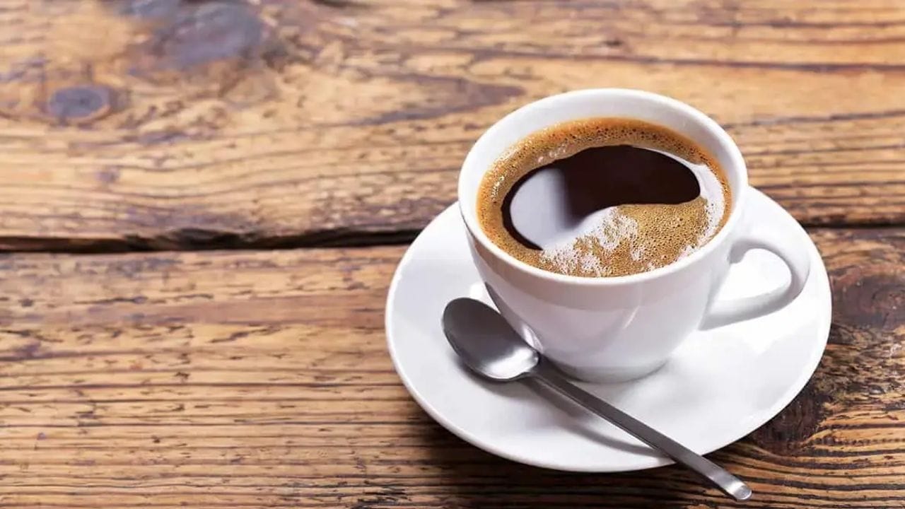 2. Americano : તે નામથી ખૂબ જ ફેન્સી લાગે છે, પરંતુ વાસ્તવમાં તે એસ્પ્રેસોમાં વધારાનું પાણી ઉમેરીને બનાવવામાં આવે છે. જ્યારે તમે કોફી બેઝમાં ગરમ અથવા ઠંડુ પાણી ઉમેરો છો, ત્યારે તે અમેરિકનો બની જાય છે.