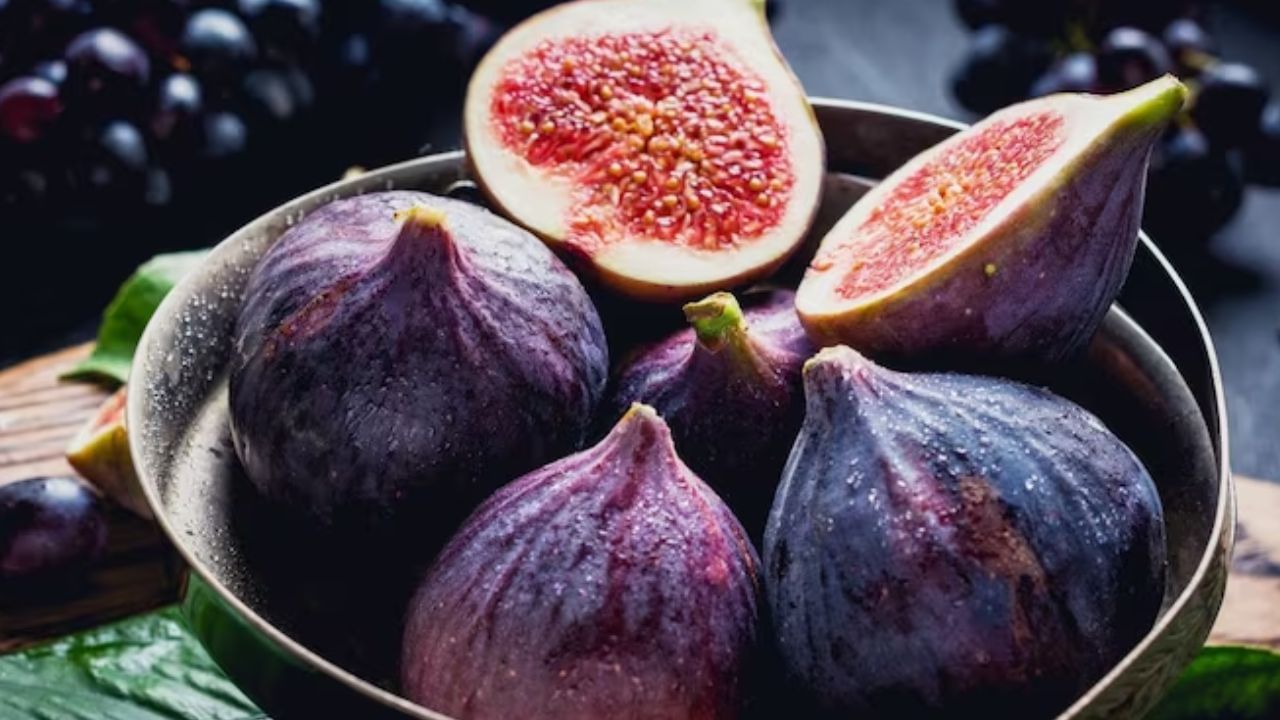 બ્લેક અંજીર(Black Figs)- અંજીરનું ફળ ખૂબ જ ફાયદાકારક છે. શું તમે ક્યારેય કાળું અંજીર જોયું કે ખાધું છે? જો નહીં, તો જ્યાં પણ કાળા અંજીર જોવા મળે, તેને એકવાર ખાવાનો પ્રયાસ કરો. તમને સ્વાદ તો ગમશે જ, પણ તમને સ્વસ્થ પણ રાખશે. ફાઈબર અને પોટેશિયમની હાજરીને કારણે તે પાચનને સ્વસ્થ રાખે છે. પોટેશિયમ હૃદયને સ્વસ્થ રાખે છે અને બ્લડ પ્રેશરને સામાન્ય રાખે છે.