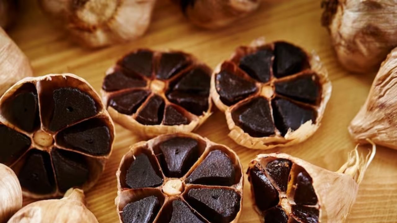 કાળું લસણ(Black Garlic)- કાળા લસણના સેવનથી સ્વાસ્થ્ય માટે ઘણા ફાયદા થાય છે, કારણ કે તેમાં ઘણા પોષક તત્વો હોય છે. સફેદ લસણની તુલનામાં, તેમાં આલ્કલોઇડ્સ અને ફ્લેવોનોઇડ્સ જેવા વધુ એન્ટીઑકિસડન્ટો હોય છે. આ કોષોને ઓક્સિડેટીવ નુકસાનથી બચાવે છે. તમે બ્લડ સુગરના સ્તરને નિયંત્રિત કરવા, હૃદય રોગનું જોખમ ઘટાડવા, ખરાબ કોલેસ્ટ્રોલ ઘટાડવા, મગજના સ્વાસ્થ્યને વધારવા, કેન્સરનું જોખમ ઘટાડવા અને લીવરને સ્વસ્થ રાખવા માટે પણ તેનું સેવન કરી શકો છો.