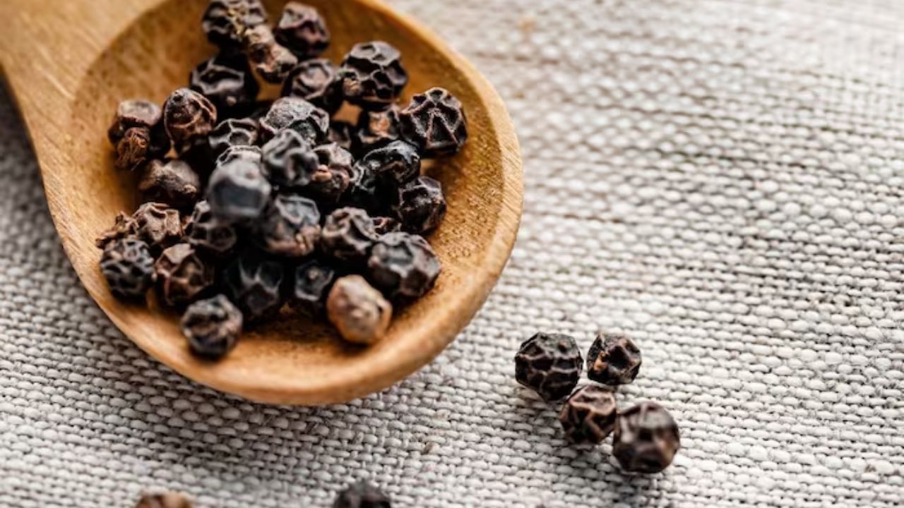 કાળા મરી(Black Pepper)- આખા મસાલાઓમાં કાળા મરીનો ઉપયોગ લગભગ તમામ ઘરોમાં થાય છે. એન્ટીઑકિસડન્ટોની હાજરીને કારણે, તે બળતરા, મુક્ત રેડિકલ, ઓક્સિડેટીવ તણાવ વગેરેની નકારાત્મક અસરોને ઘટાડે છે. હાઈ બ્લડ પ્રેશર, બ્લડ સુગર લેવલ અને કેન્સરનું જોખમ પણ ઘટાડે છે. મગજની તંદુરસ્તી સારી રાખો.