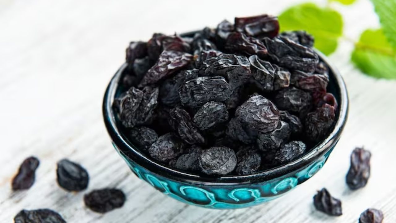 કાળી દ્રાક્ષ (Black Grapes)- જો તમને ફળોમાં દ્રાક્ષ ખાવાનું પસંદ હોય તો લીલી દ્રાક્ષની સાથે કાળી દ્રાક્ષ ખાઓ. પોટેશિયમ, વિટામિન સી, કોપર, મેંગેનીઝ, ફોસ્ફરસ, પાણી, મેગ્નેશિયમ, એન્ટીઓક્સીડેન્ટ વગેરેથી ભરપૂર કાળી દ્રાક્ષ ખાવાથી કાર્ડિયોવેસ્ક્યુલર હેલ્થ સુધરે છે. આ ખાવાથી હૃદયની બીમારીઓથી બચી શકાય છે. હાઈ બીપી અને હાઈ કોલેસ્ટ્રોલને પણ અટકાવે છે. આટલું જ નહીં, કાળી દ્રાક્ષ ખાવાથી રોગપ્રતિકારક શક્તિ મજબૂત થાય છે અને આંખો પણ સ્વસ્થ રહે છે.