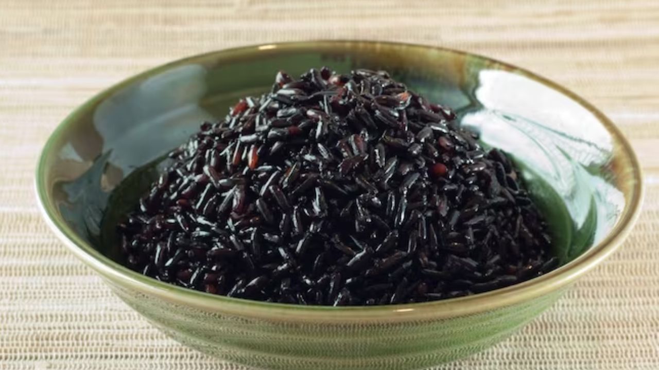 બ્લેક રાઇસ  (Black Rice)- અન્ય ચોખાની સરખામણીમાં કાળા ચોખામાં સૌથી વધુ પ્રોટીન હોય છે. તેમાં કાર્બ્સ, ફાઈબર, આયર્ન અને એન્ટીઓક્સીડેન્ટ પણ હોય છે. આ એન્ટીઑકિસડન્ટો શરીરના કોષોને મુક્ત રેડિકલને કારણે થતા ઓક્સિડેટીવ તણાવથી રક્ષણ આપે છે. ઓક્સિડેટીવ તણાવ હૃદય રોગ, અલ્ઝાઈમર અને અમુક પ્રકારના કેન્સર જેવા ઘણા ક્રોનિક રોગોનું જોખમ વધારે છે. તેમાં હાજર ફ્લેવોનોઈડ હૃદયને સ્વસ્થ રાખે છે. આ ઉપરાંત આંખો સ્વસ્થ રહે છે, વજન ઘટાડવામાં મદદ કરે છે, બ્લડ શુગર લેવલ કંટ્રોલમાં રહે છે.