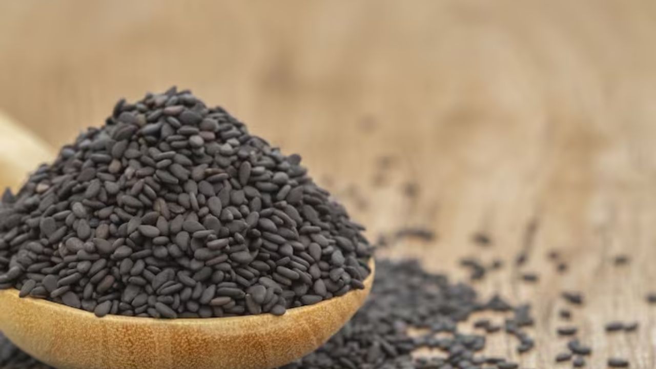 કાળા તલ (Black Sesame seeds)- કાળા તલ પોષક તત્વોનું પાવરહાઉસ છે. તેમાં એન્ટીઓક્સીડેન્ટ, આયર્ન, હેલ્ધી ફેટ્સ, પ્રોટીન, વિટામિન બી6, વિટામિન એ, મેગ્નેશિયમ વગેરે હોય છે, જે ત્વચા અને હૃદયને સ્વસ્થ રાખે છે. તેનું સેવન કરવાથી ખરાબ કોલેસ્ટ્રોલનું સ્તર ઘટે છે.