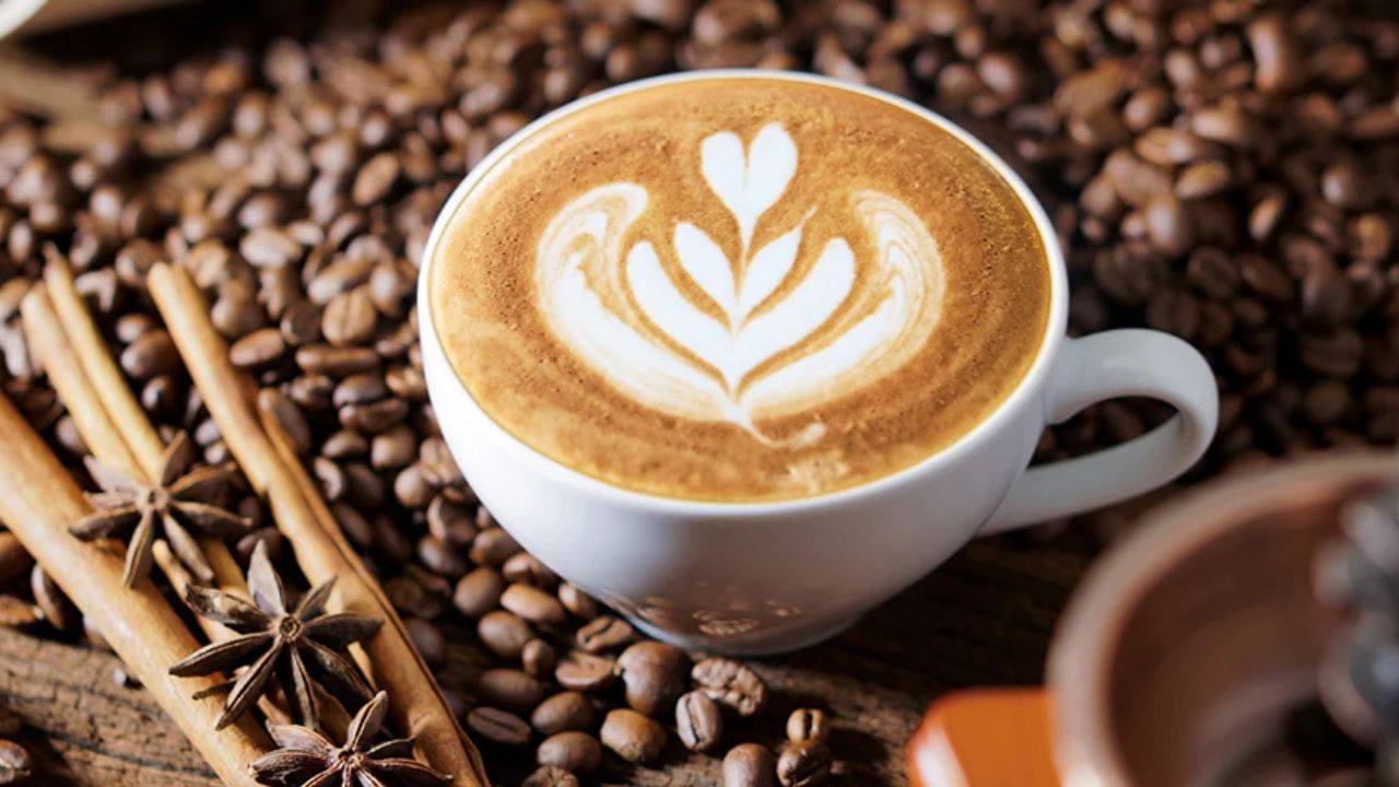 6.Cappuccino : કૈપચીનો એક પ્રકારનું સ્ટ્રોંગ લાતે હોય છે, તેને બનાવવા માટે દૂધ, એસ્પ્રેસો અને દૂધના લાતેને સમાન માત્રામાં ભેળવીને તૈયાર કરવામાં આવે છે. આ બધા સિવાય કૈપચીનો, મોકા કોફી પણ બજારમાં ઉપલબ્ધ છે. (All Photo credit : Google)