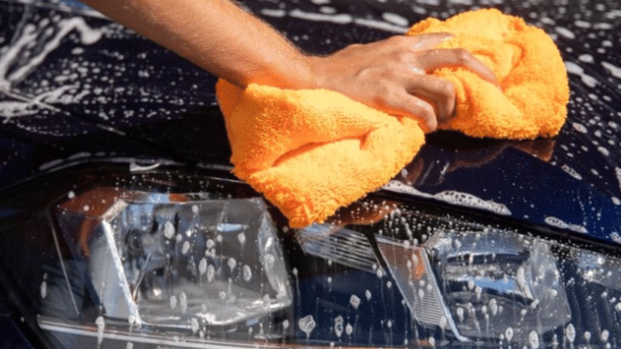 બજારમાં કાર સાફ કરવા માટેના ઘણા ઉપાયો ઉપલબ્ધ છે, જેનો ઉપયોગ સરળતાથી કરી શકાય છે.આ સિવાય તમે ડાઘ દૂર કરવા માટે વિનેગરનો પણ ઉપયોગ કરી શકો છો.
