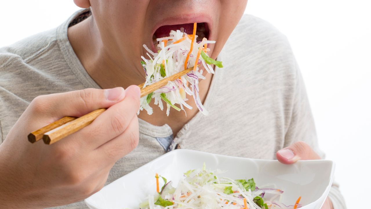 કેટલાક લોકો જમતી વખતે યોગ્ય રીતે ચાવતા નથી જેના કારણે બીમાર પાડવાનો ભય રહે છે. તેથી, ખોરાક લેતી વખતે, ધ્યાનમાં રાખો કે તમારે ખોરાકને સારી રીતે ચાવવો જોઈએ. ખોરાક યોગ્ય રીતે ન પચવાને કારણે પેટ સંબંધિત સમસ્યાઓ થઈ શકે છે. આવી સ્થિતિમાં જો તમે હેલ્ધી ફૂડ ખાતા હોવ તો તે પણ તમને નુકસાન પહોંચાડી શકે છે.