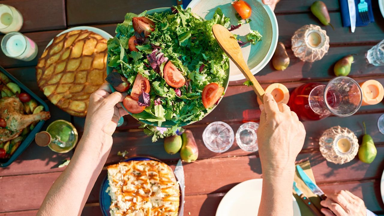 જો આપણે યોગ્ય સ્વચ્છતા ન રાખીએ તો તંદુરસ્ત ખોરાક પણ નુકસાન પહોંચાડી શકે છે. તેનાથી બીમાર થવાનું જોખમ વધી જાય છે. ખોરાક ખાતા પહેલા હાથ ધોવા અને વાસણો સાફ રાખવા જરૂરી છે. આ સાથે, તમારે સમયાંતરે ડીશ વોશર પણ બદલવું જોઈએ.