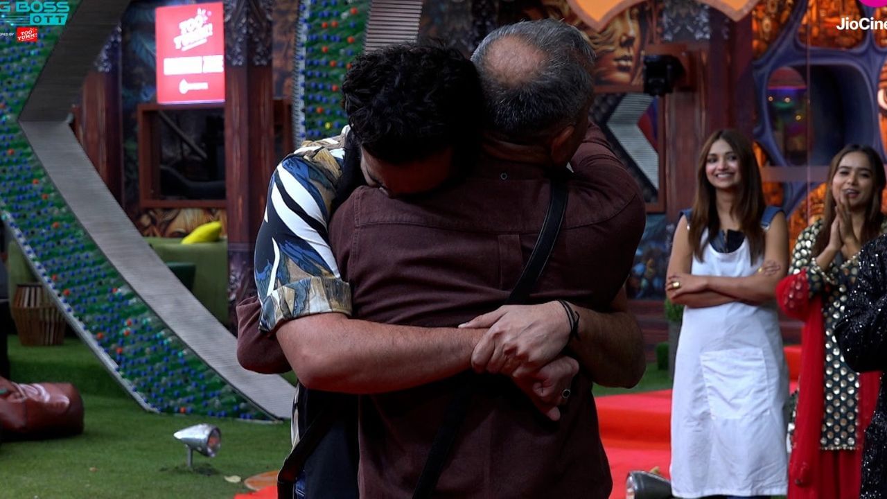 વર્ષ 2016 દરમિયાન યુટ્યબ પર વીડિયો બનાવવાનું શરુ કર્યું. ખુબ ઓછા સમયમાં યુટ્યુબ પર મોટું નામ બનાવી લીધું હતુ. મીડિયા રિપોર્ટ મુજબ એલ્વિશ યાદવ અંદાજે 5 થી 7 ચેનલ ચલાવે છે. જેમાં તેના લાખો ફોલોઅર્સ છે. તેના વીડિયો ચાહકોને ખુબ પસંદ પણ આવે છે.