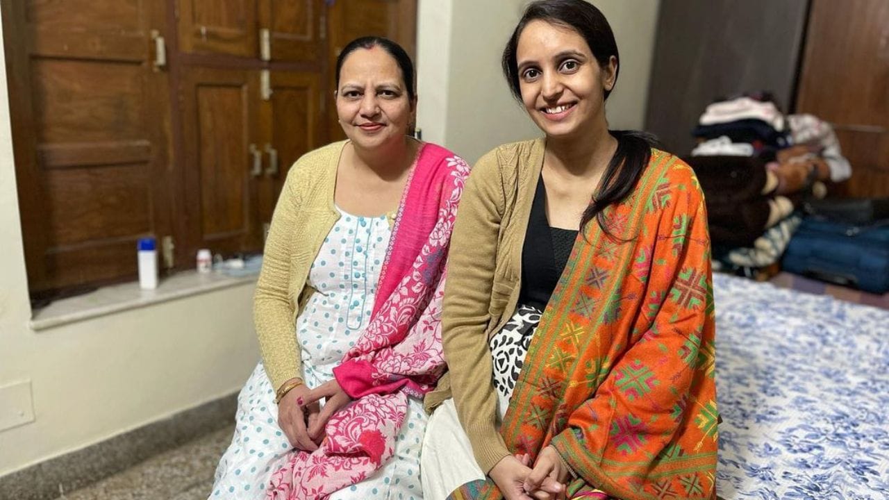 તેણે શરૂઆતમાં તેની ચેનલનું નામ ધ સોશિયલ ફેક્ટરી રાખ્યું પરંતુ પછીથી તેનું નામ એલ્વિશ યાદવ રાખ્યું,તેણે 23 નવેમ્બર 2019ના રોજ એલ્વિશ યાદવ વ્લોગ્સ નામની નવી યુટ્યુબ ચેનલ શરૂ કરી. યાદવની ચેનલના ફેબ્રુઆરી 2024 સુધીમાં 7.7 મિલિયન સબ્સ્ક્રાઇબર્સ અને 134 મિલિયન વ્યૂઝ હતા. તેણે આ ચેનલ પર તેના મિત્રો અને પરિવાર સાથેના બ્લોગ પણ શરુ કર્યો.