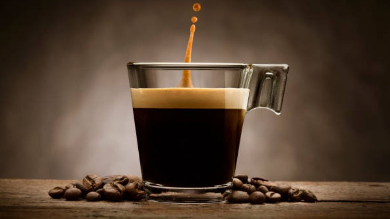 1.Espresso : એક રીતે, તે કોફીનો બેઝ હોય છે, હકીકતમાં દરેક કોફીનો આધાર એસ્પ્રેસો છે. કોફીને પીસ્યા પછી જે જાડા બેઝ બને છે તેને એસ્પ્રેસો કહે છે. તમે તેને સીધું પી શકતા નથી, પરંતુ તમારી કોફીને એકસ્ટ્રા સ્ટ્રોંગ બનાવવા માટે તમે એસ્પ્રેસોના વધારાના શોર્ટ સાથે કોફી ઓર્ડર કરી શકો છો.