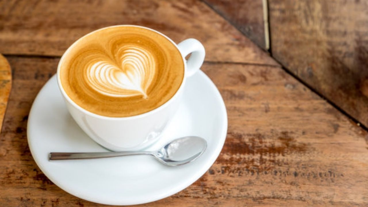 4.Flat White : કાફેમાં, આ કોફીમાં હાર્ટ અથવા અન્ય ડિઝાઇન બનાવવામાં આવે છે અને પીરસવામાં આવે છે. આપણે ઘણીવાર તેને ઘરે બનાવીને પીતા હોઈએ છીએ. આમાં તળિયે બેઝ કોફી છે, તેના ઉપર વધારે પ્રમાણમાં દૂધ અને જાડું ફોમ રેડવામાં આવે છે.