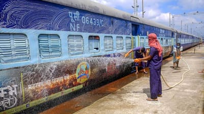 ભારતીય રેલવે એ વિશ્વની ચોથી સૌથી મોટી રેલવે વ્યવસ્થા છે. ભારતીય રેલવેમાં દરરોજ લગભગ 2.5 કરોડ મુસાફરો મુસાફરી કરે છે. રેલવે હવે તેના મુસાફરોને તમામ સુવિધાઓ પૂરી પાડી રહી છે. ટ્રેનોથી લઈને સ્ટેશનો સુધી બધી સુવિધાઓ ખૂબ જ સારી છે. પરંતુ ભારતીય રેલવેમાં હજુ પણ એક સમસ્યા યથાવત છે અને તે સમસ્યા રેલવે દ્વારા નહીં પરંતુ રેલવેમાં મુસાફરી કરતા મુસાફરોને કારણે થાય છે. 
