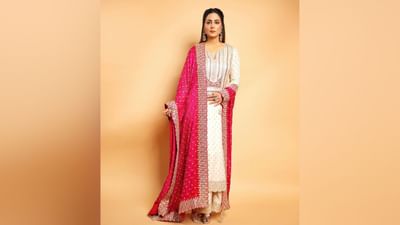 આ તસવીરોમાં હિના ખાન ક્રીમ રંગના સૂટમાં ખૂબ જ સુંદર લાગી રહી છે, જેની સાથે તેણે મેચિંગ પિંક દુપટ્ટો પણ કૈરી કર્યો છે. (Image: Instagram)