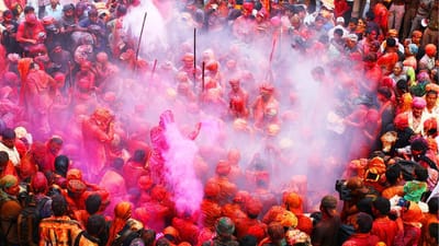 Lathmar Holi 2024: મથુરામાં હોળીની ઉજવણી શરૂ થઈ ગઇ છે અને આજે સોમવાર એટલે કે 18મી માર્ચે રાધારાની શહેર બરસાનામાં ખૂબ જ ધૂમધામથી લઠ્ઠમાર હોળી રમવામાં આવશે અને બીજા દિવસે નંદગાંવમાં લઠ્ઠમાર હોળી રમવામાં આવશે. આજે નંદગાંવના યુવાનો હોળીની ઉજવણી કરવા બરસાના આવશે.