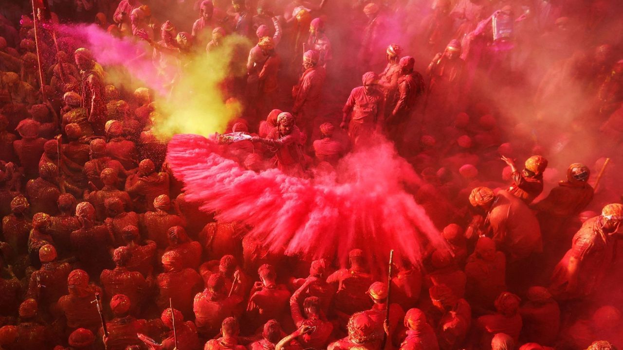 This is how the Laththmar Holi of Barsana will be organised- To make the Holi festival more colourful, groups from Nandgaon will reach the temple of Barsana with colors and pots and the people of Nandgaon will be welcomed in Barsana.  Here the people of Barsana welcome the Hurriyars coming from Nandgaon by feeding sweets, thandai etc.  They consider the Hurriyars from Nandgaon to be incarnations of Krishna and his friends.  Here the Huriyas tie a turban and then reach the temple of Radharani on the Brahmanchal hill and start the Lathtamar Holi.