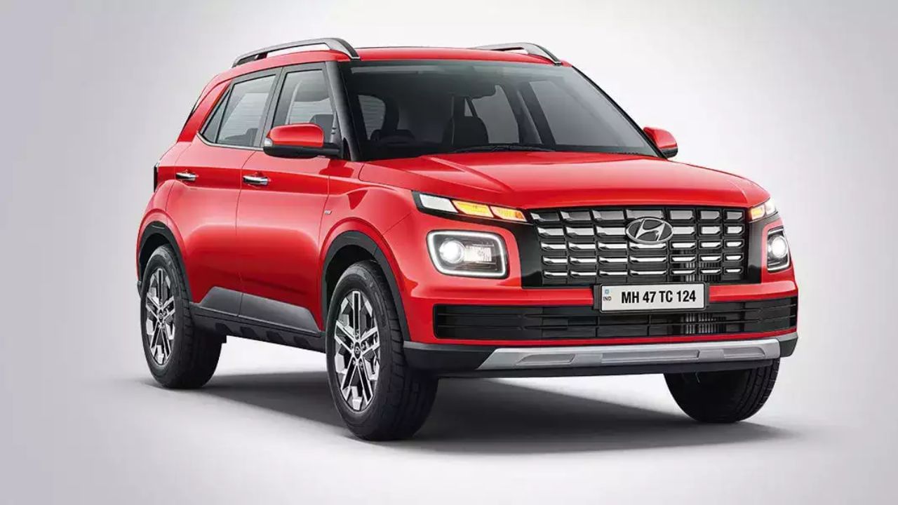આ નવી SUV માત્ર 1.0 લિટર ટર્બો-પેટ્રોલ એન્જિનના પાવર સાથે આવે છે. તેમાં 6 સ્પીડ મેન્યુઅલ ગિયરબોક્સ આપવામાં આવ્યા છે. Hyundai Venue એક્ઝિક્યુટિવ વેરિઅન્ટની એક્સ-શોરૂમ કિંમત 9.99 લાખ રૂપિયા છે. સમાન એન્જિન સાથે આવતા વેન્યુ S(O) વેરિઅન્ટની સરખામણીમાં એક્ઝિક્યુટિવ વેરિઅન્ટ રૂ. 1.75 લાખ સસ્તું છે.